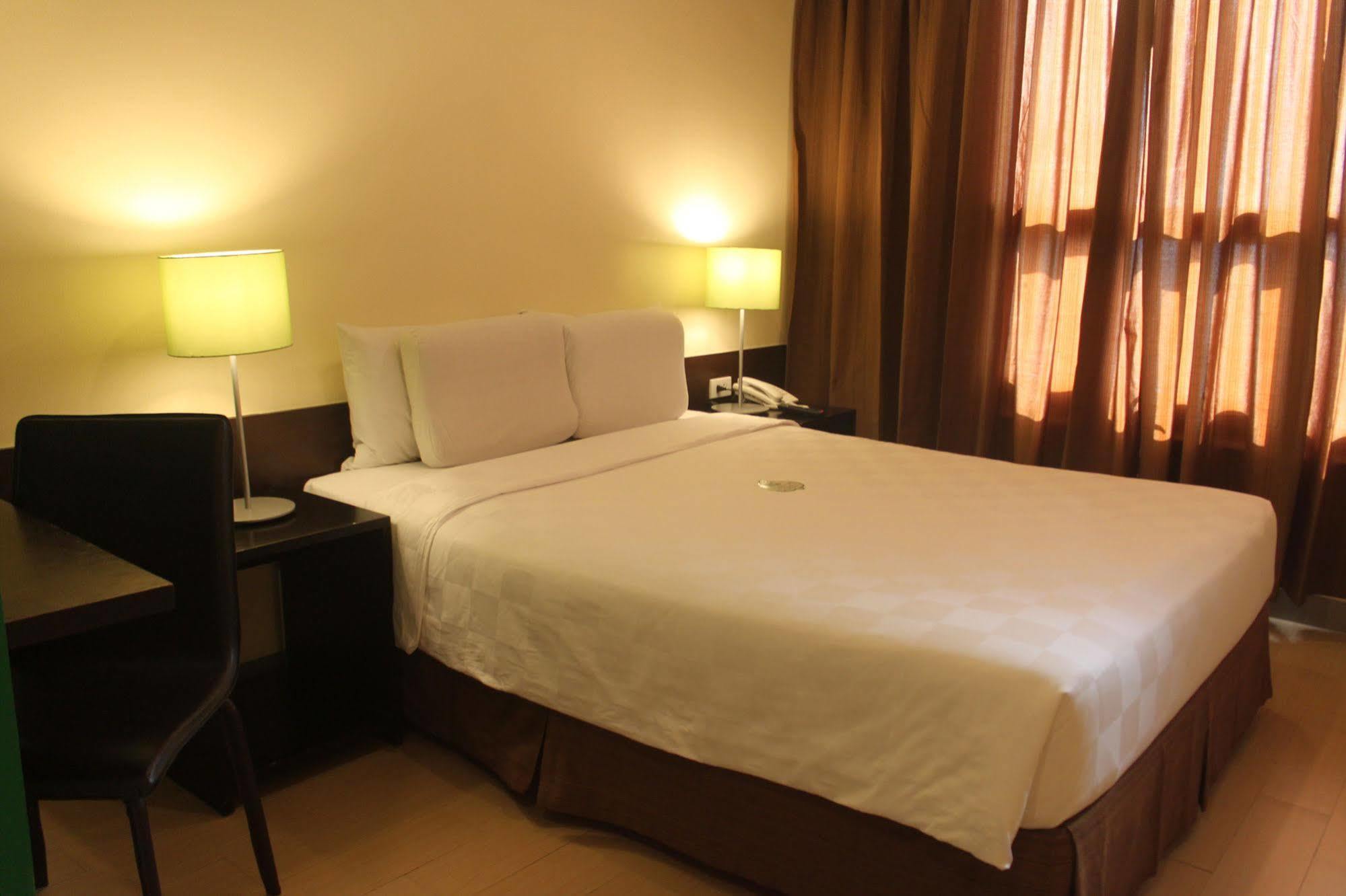 Go Hotels Plus Mandaluyong Exterior photo